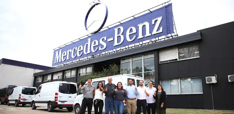 Empresario del sur de Chile llega a la fábrica de Mercedes-Benz en Argentina tras superar el millón de kilómetros con su&nbsp;Sprinter&nbsp;