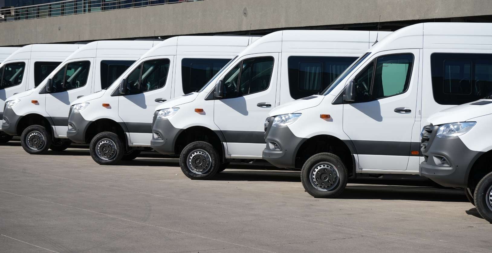 Kaufmann entrega 11 Mercedes-Benz Sprinter 4x4 a HGT Tour en Valdivia