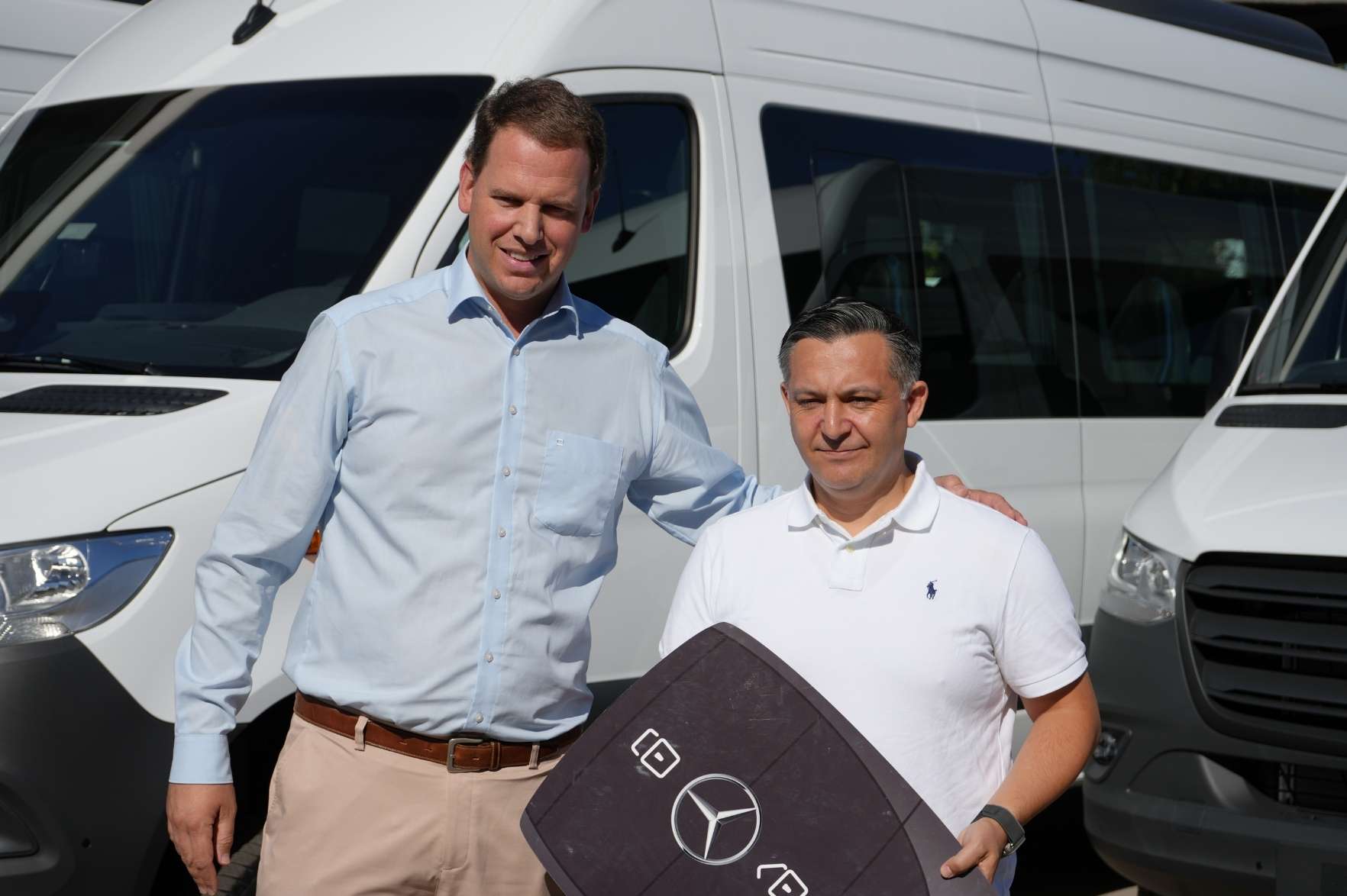 Kaufmann entrega 11 Mercedes-Benz Sprinter 4x4 a HGT Tour en Valdivia