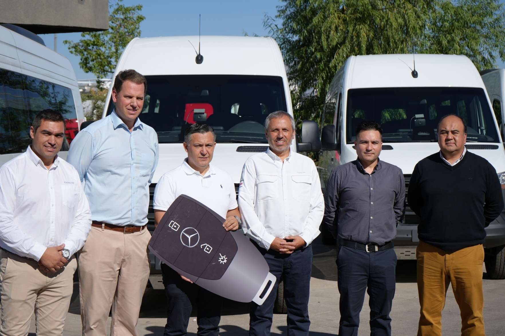 Kaufmann entrega 11 Mercedes-Benz Sprinter 4x4 a HGT Tour en Valdivia