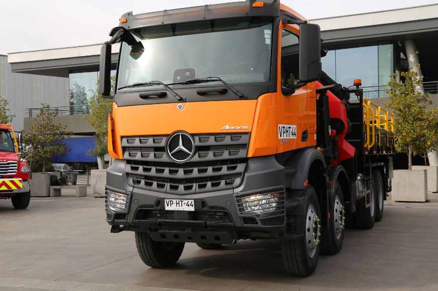 Gruacor potencia su operación con nuevo camión Mercedes-Benz Arocs 8x4