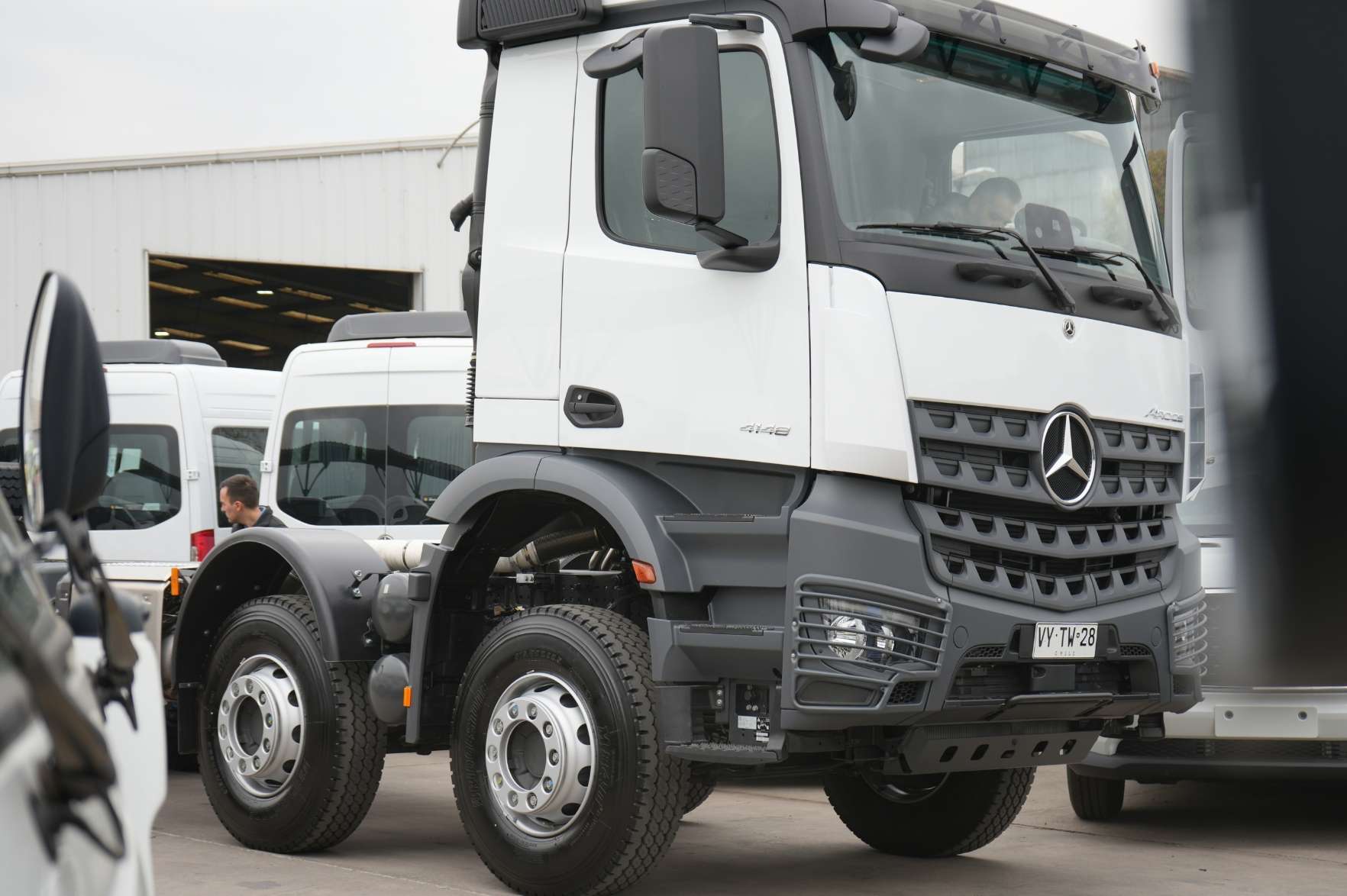 Grúas Araya incorpora Mercedes-Benz Arocs Euro VI con pluma Palfinger