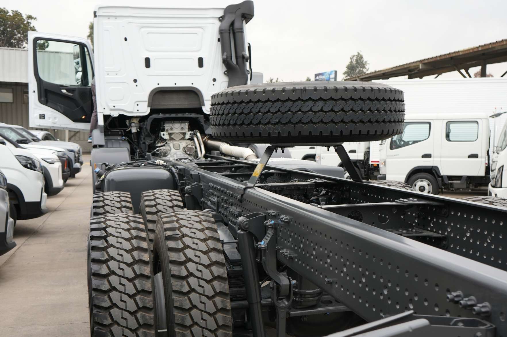 Grúas Araya incorpora Mercedes-Benz Arocs Euro VI con pluma Palfinger