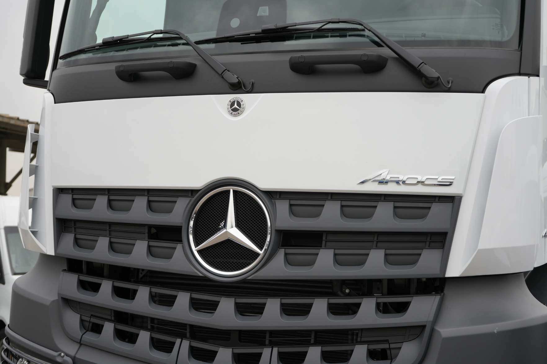Grúas Araya incorpora Mercedes-Benz Arocs Euro VI con pluma Palfinger