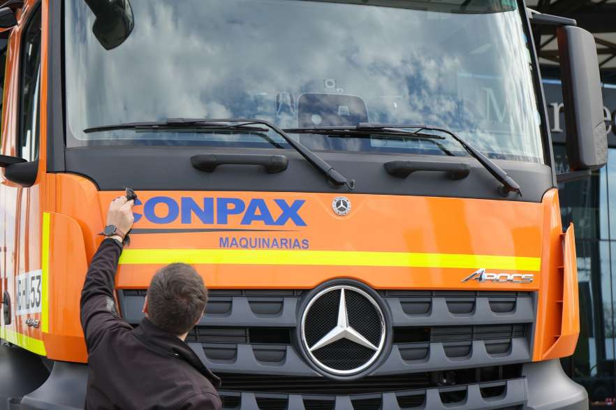 Conpax incorpora Arocs con la grúa HIAB más grande instalada por Kaufmann