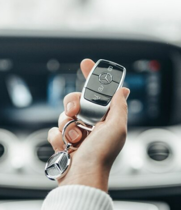 Imagen de persona y su Mercedes-Benz es genérica