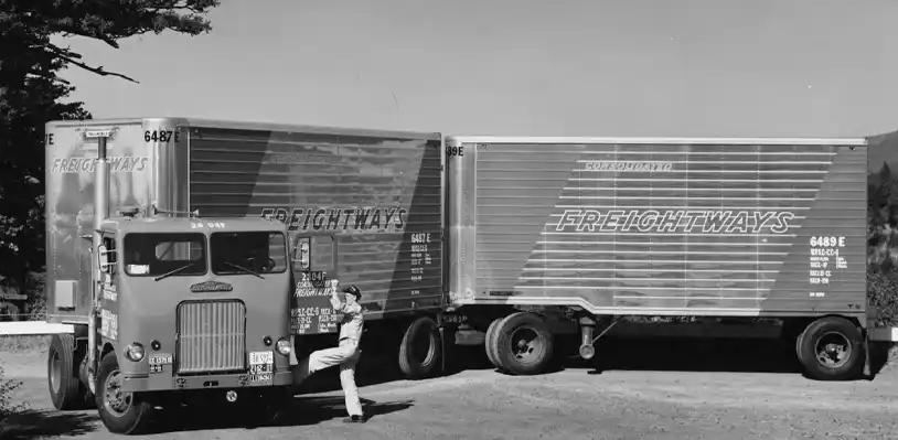 82 años freightliner